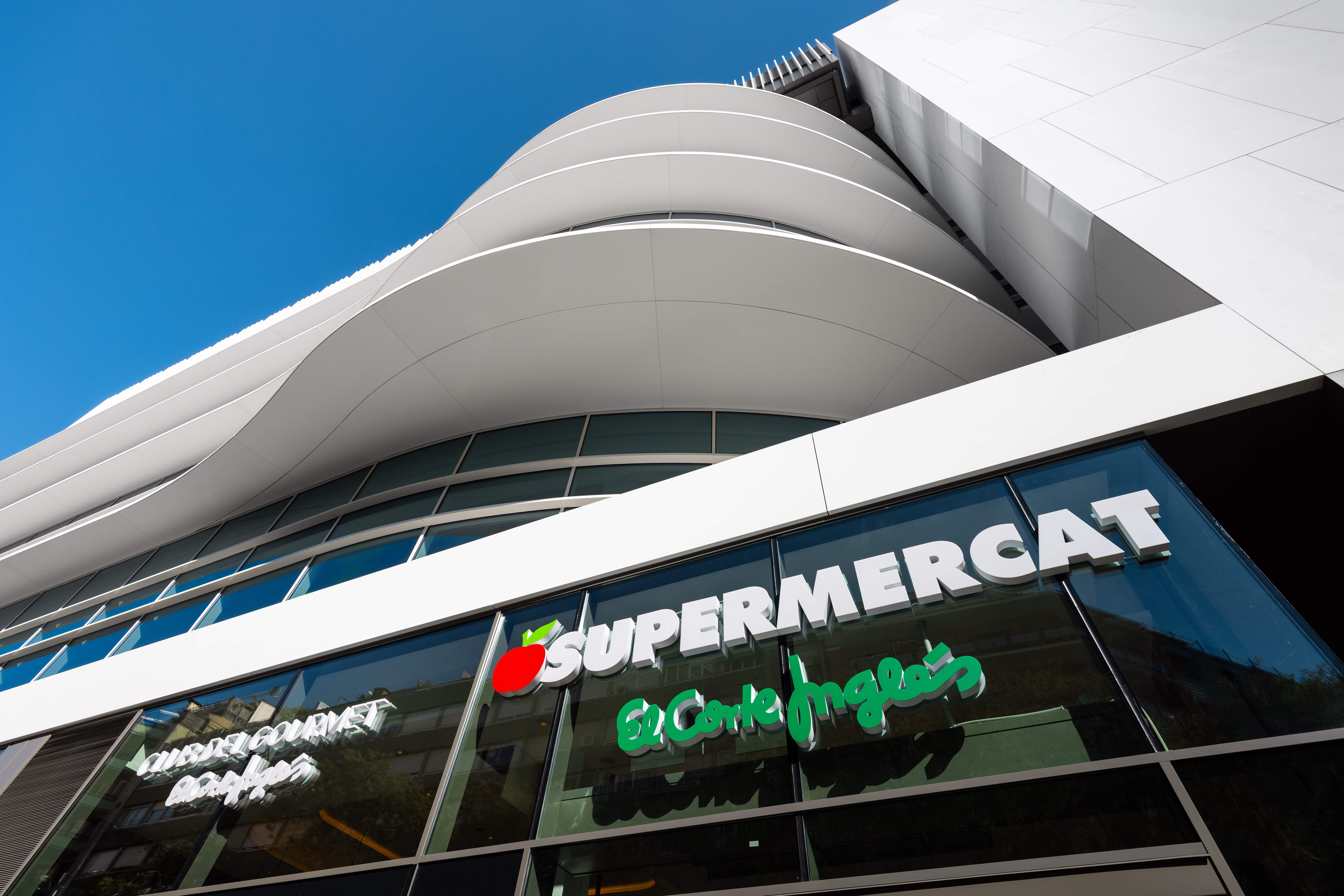Les dones de classe alta trien en El Corte Inglés aquest caftà amb mosaic retro per a destinacions de platja