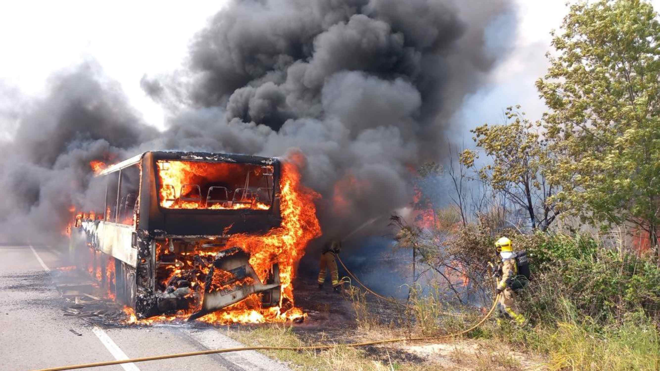 Estabilizado el incendio de Montblanc que ha obligado a evacuar un camping y cortar el AVE
