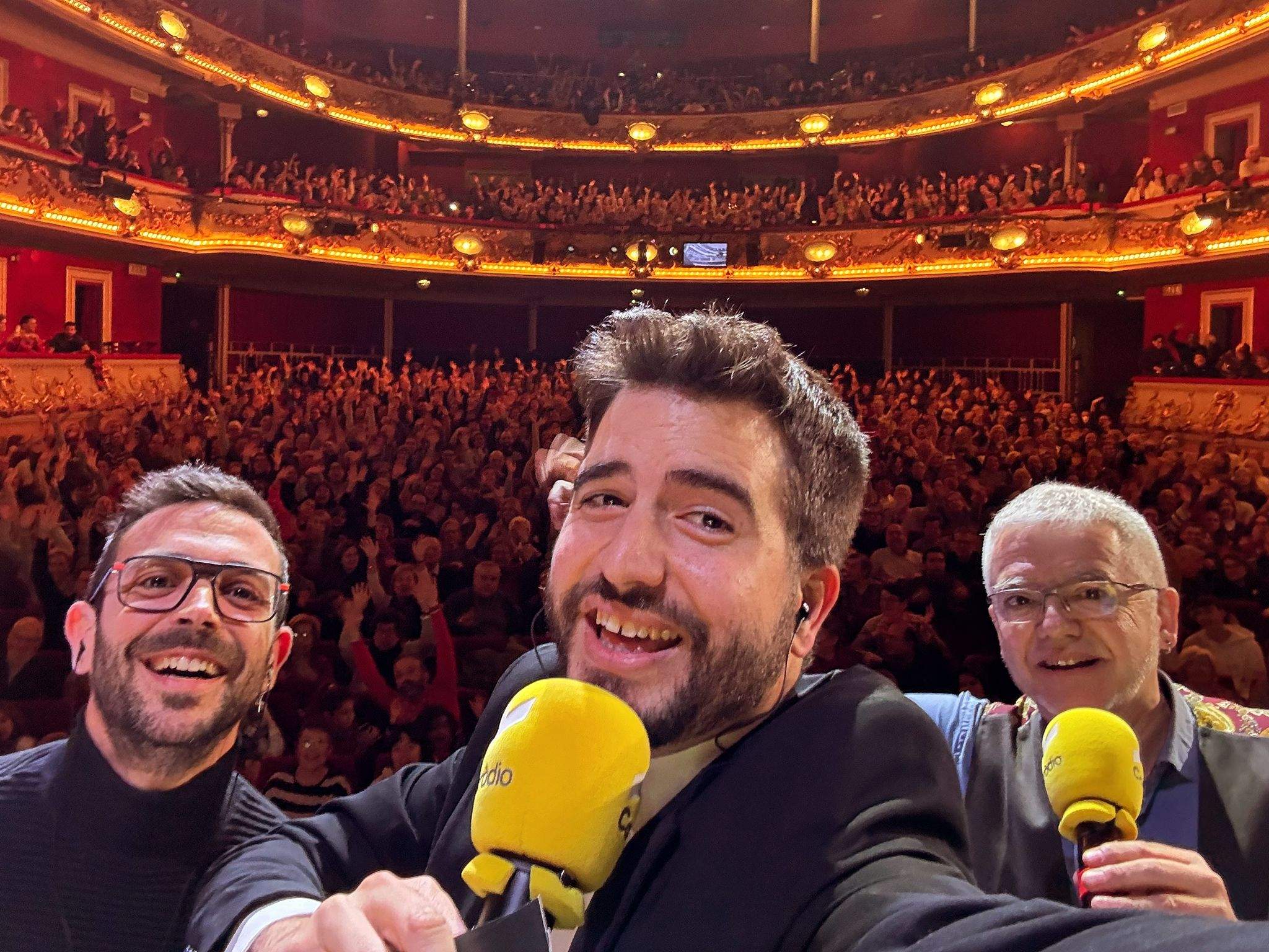 Ricard Ustrell con parte de su equipo al programa especial de Navidad de la Mañana de Catalunya Radio emitida desde el Teatro Tívoli Ricard Ustrell con parte de su equipo al programa especial de Navidad de la Mañana de Catalunya Radio emitida desde el Teatro Tívoli