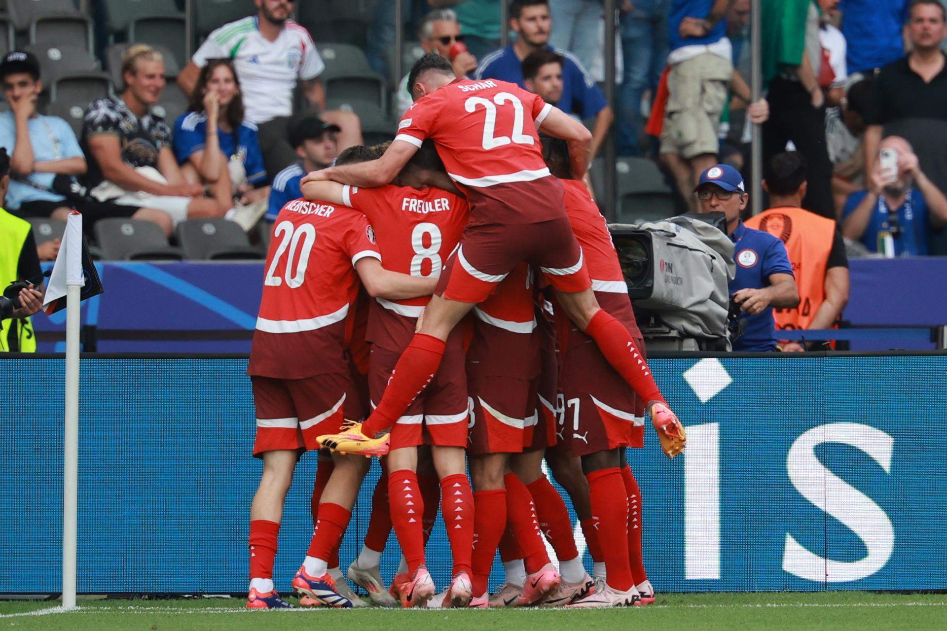 Suiza supera con autoridad a Italia (2-0) y avanza a cuartos de final de la Eurocopa