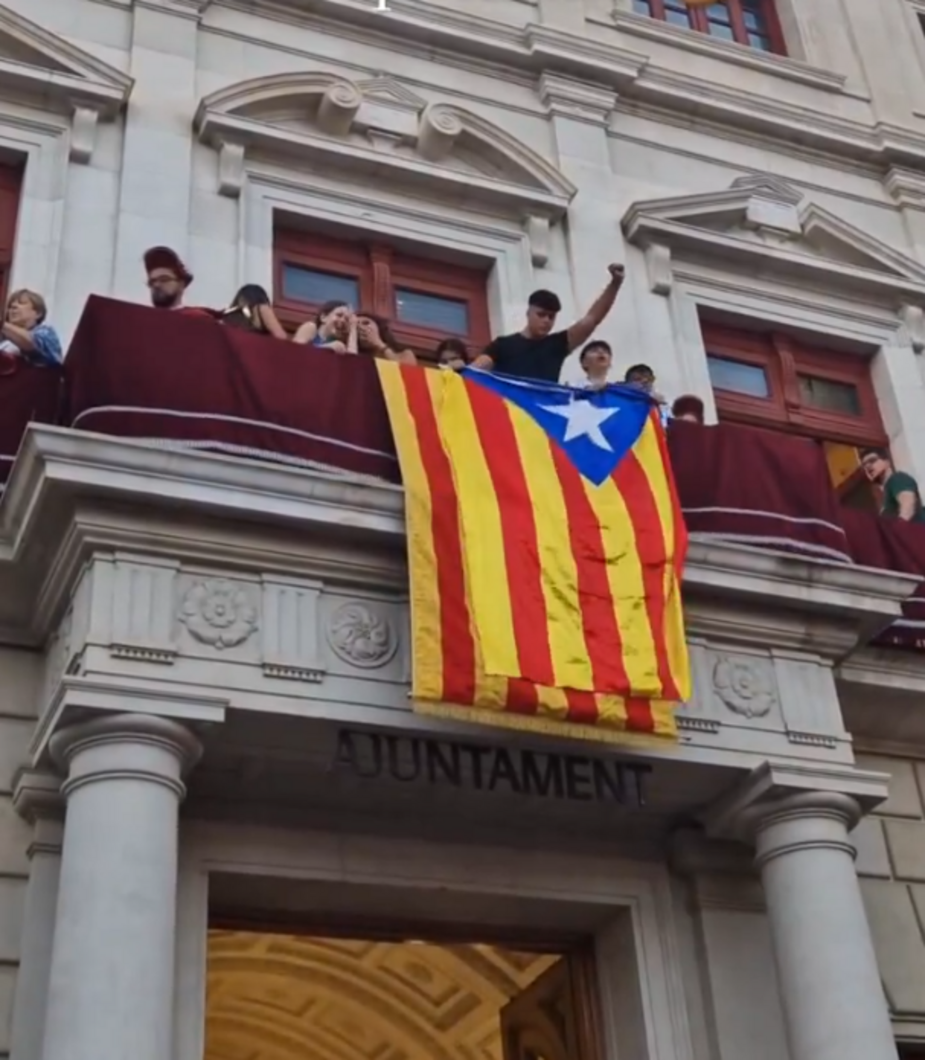 Despleguen una estelada en un balcó de l'Ajuntament de Reus per la Festa Major de Sant Pere