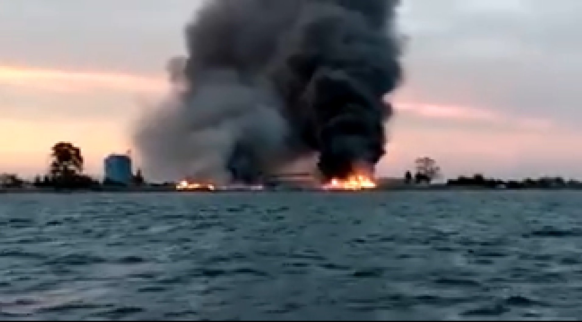 Un espectacular incendio quema el astillero Nicolau en Sant Carles de la Ràpita