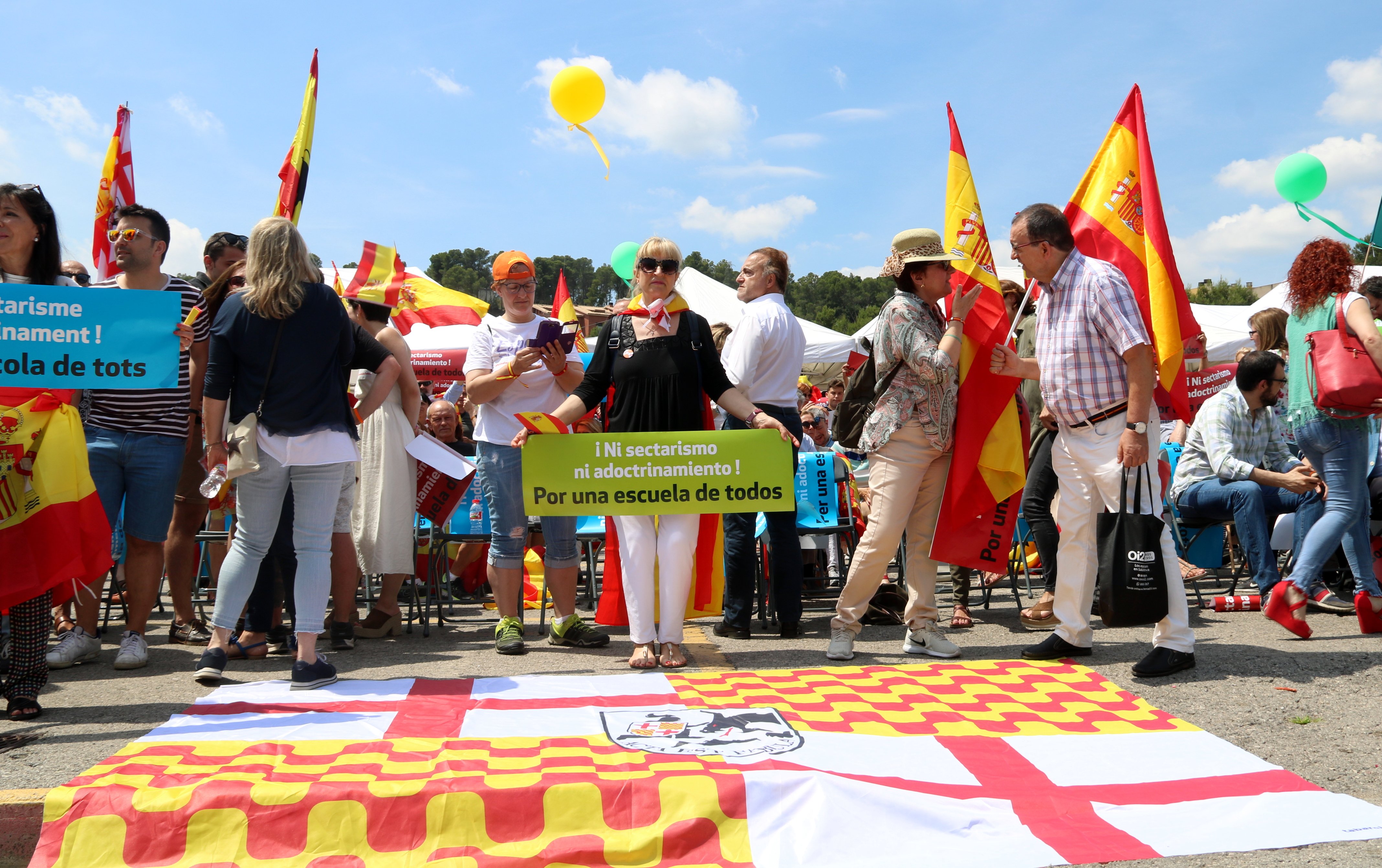 Tricornios y banderas de Tabàrnia para denunciar "el adoctrinamiento" en la escuela