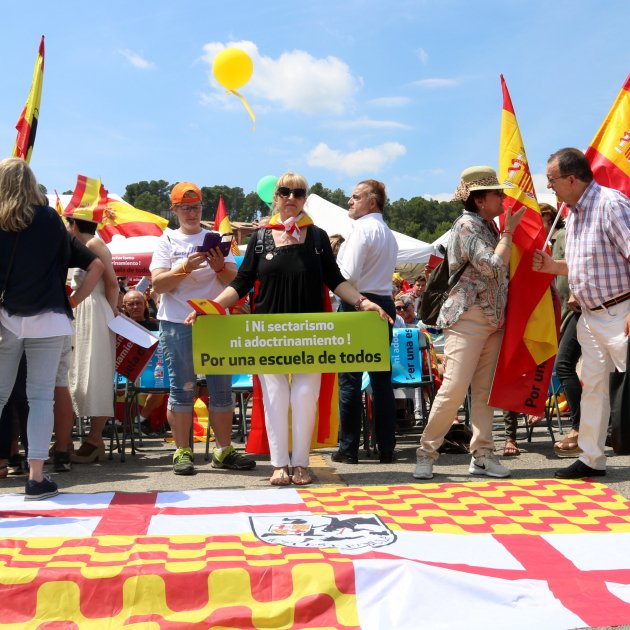 Resultado de imagen de Tricornis i banderes de TabÃ rnia per denunciar "l'adoctrinament" a l'escola