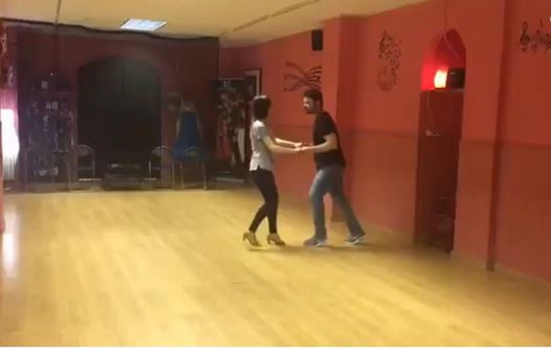 Els dots de Gabriel Rufián quan imita Fred Astaire