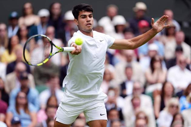 Carlos Alcaraz ejecuta una derecha en Wimbledon / Foto: Europa Press Carlos Alcaraz ejecuta una derecha en Wimbledon / Foto: Europa Press