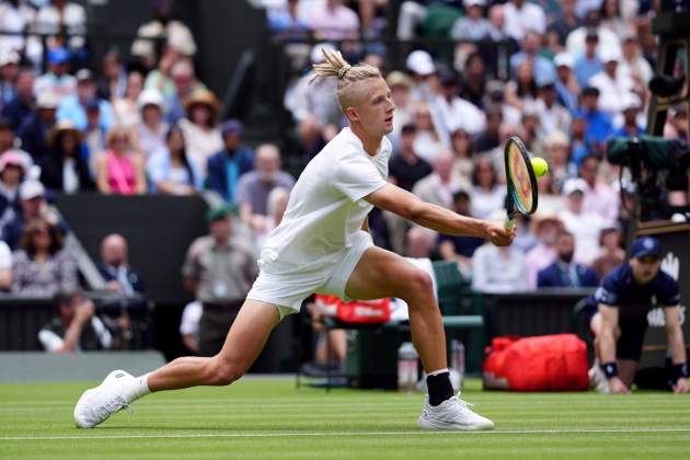 Mark Lajal sube en la red durante un partido de Wimbledon / Foto: Europa Press Mark Lajal sube en la red durante un partido de Wimbledon / Foto: Europa Press