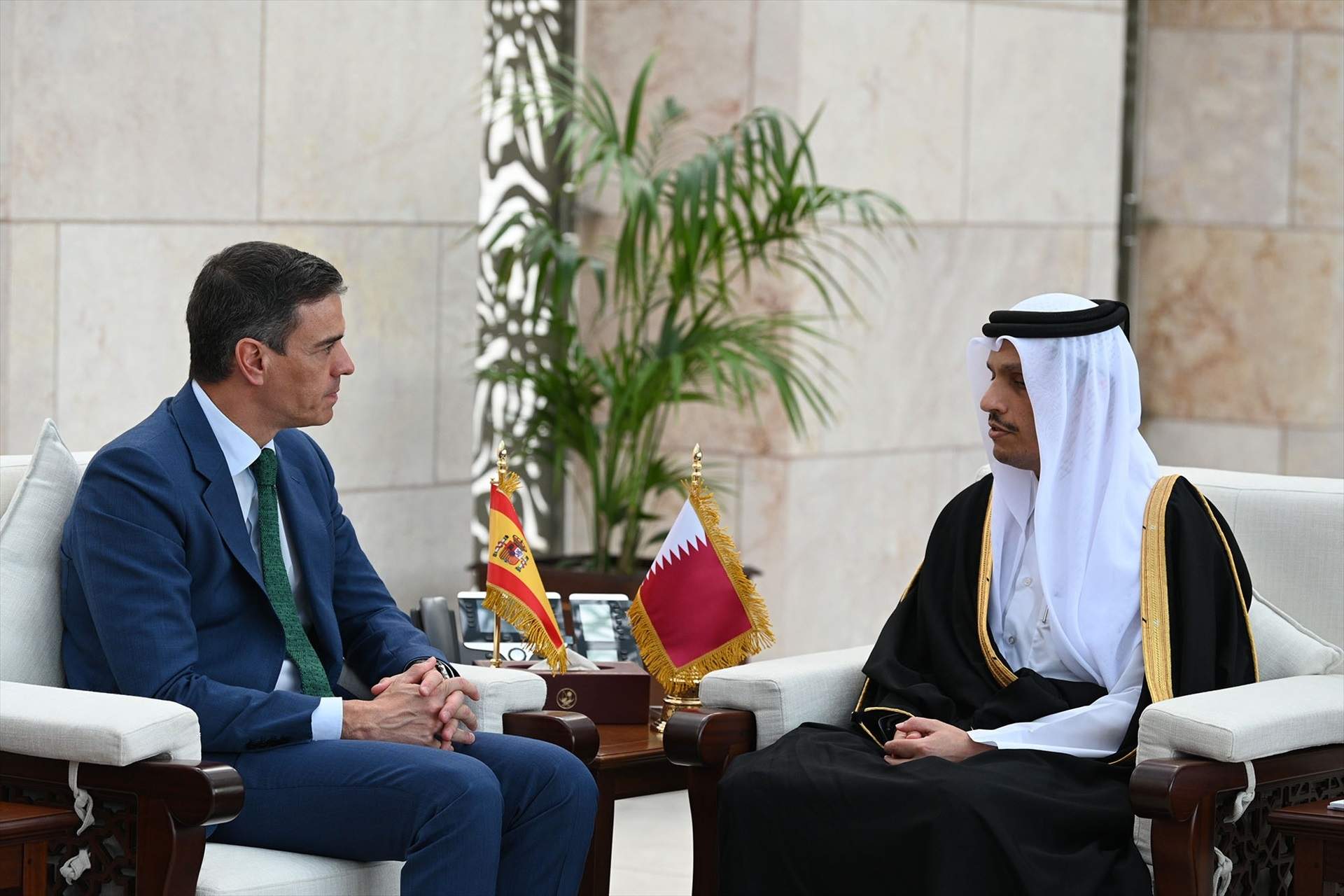 La JEC multa a Sánchez por hacer campaña por Illa en un viaje oficial a Doha