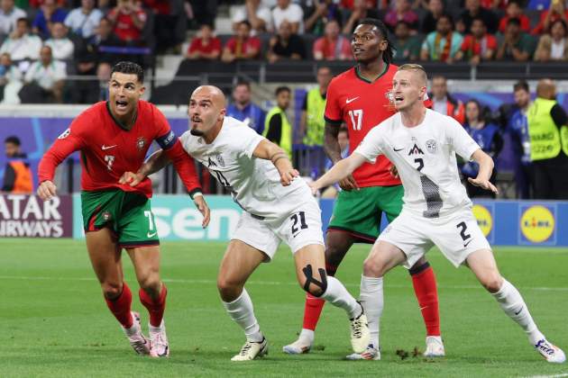 Cristiano Ronaldo y Rafa Leao buscan uno centro durante un partido de Portugal en la Eurocopa / Foto: EFE Cristiano Ronaldo y Rafa Leao buscan uno centro durante un partido de Portugal en la Eurocopa / Foto: EFE