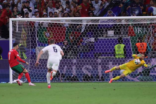 Cristiano Ronaldo falla un penalti ante Jan Oblak en la Eurocopa / Foto: EFE Cristiano Ronaldo falla un penalti ante Jan Oblak en la Eurocopa / Foto: EFE
