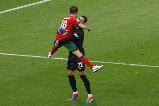 Diogo Costa i Bernardo Silva celebren la clasificacion de Portugal als quarts de final de l'Eurocopa / Foto: EFE Diogo Costa i Bernardo Silva celebren la clasificacion de Portugal als quarts de final de l'Eurocopa / Foto: EFE