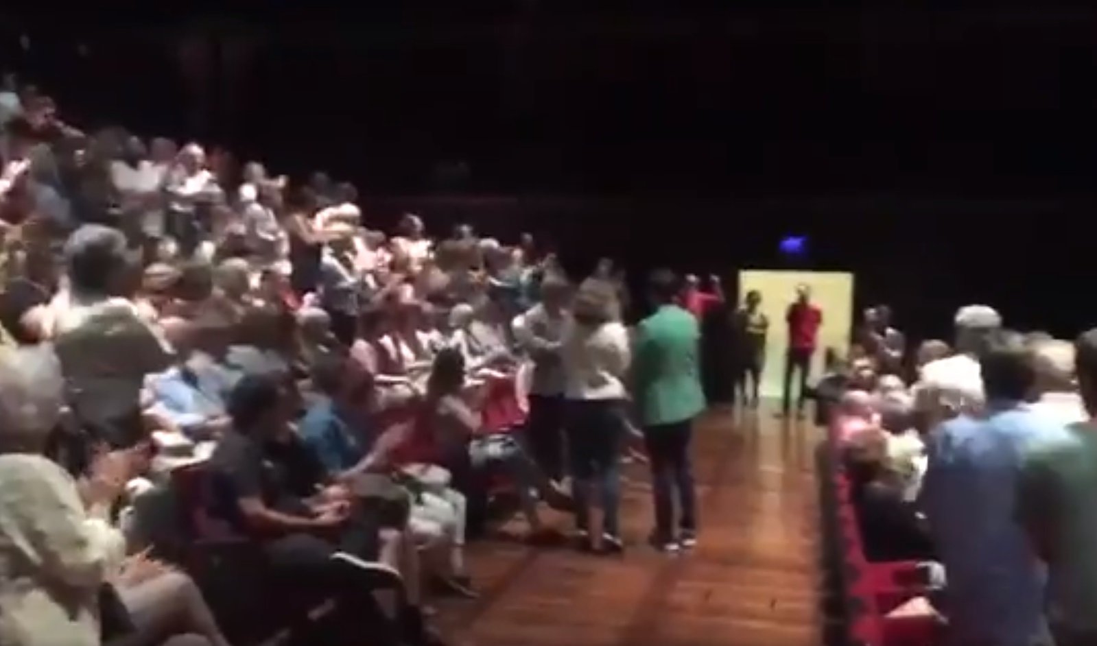 Bany de masses del president Torra al teatre