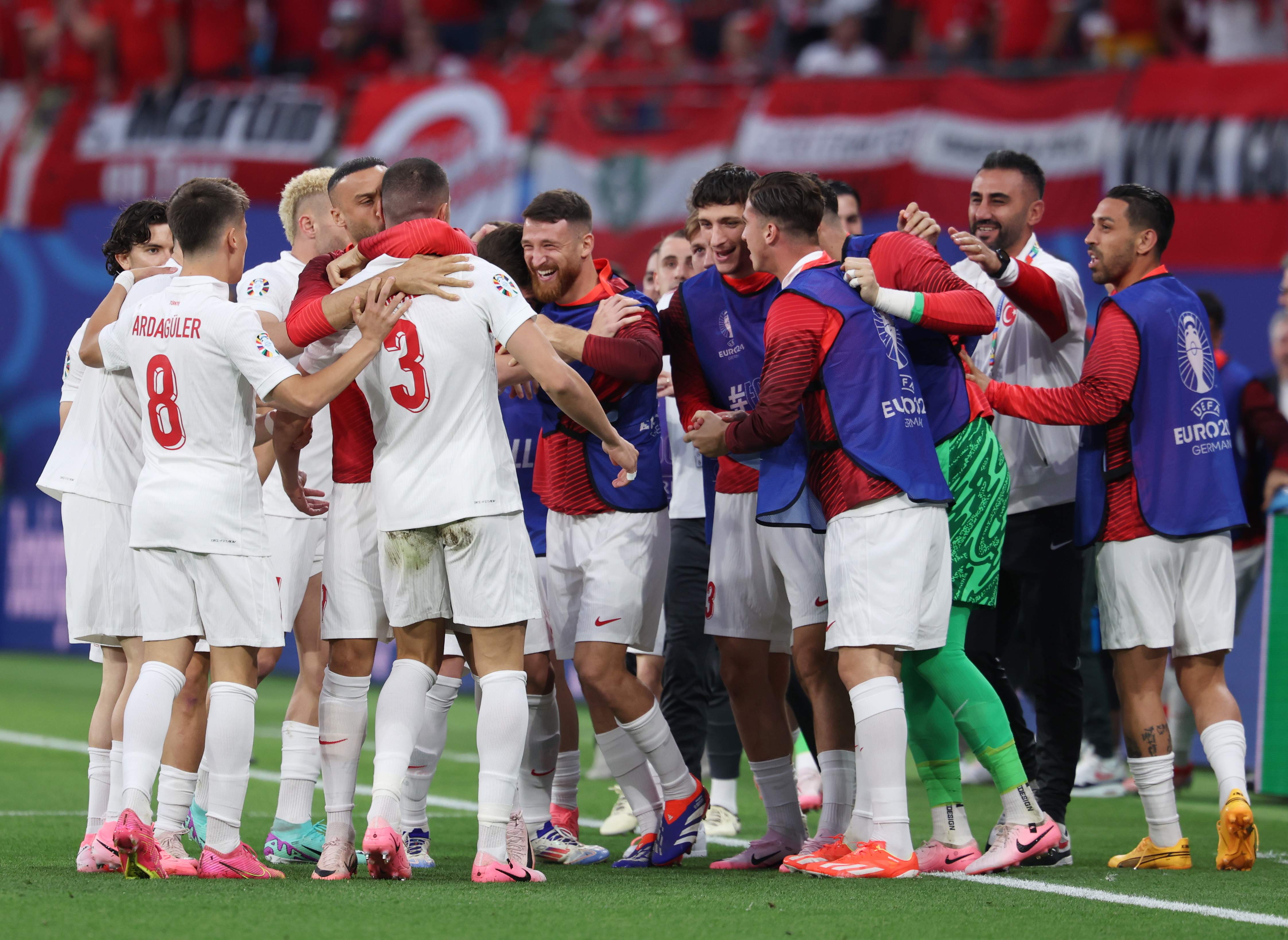 Turquia venç Àustria gràcies a l'estratègia (1-2) i se cita amb els Països Baixos en els quarts de l'Eurocopa