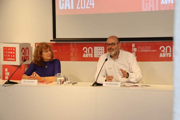 Rut Carandell i Òscar Escuder presenten l'Informe Cat de Plataforma per la Llengua / Foto: ACN