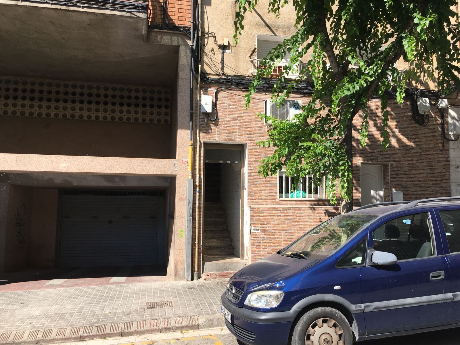 Un home mata la dona i es lliura a la policia a Badalona