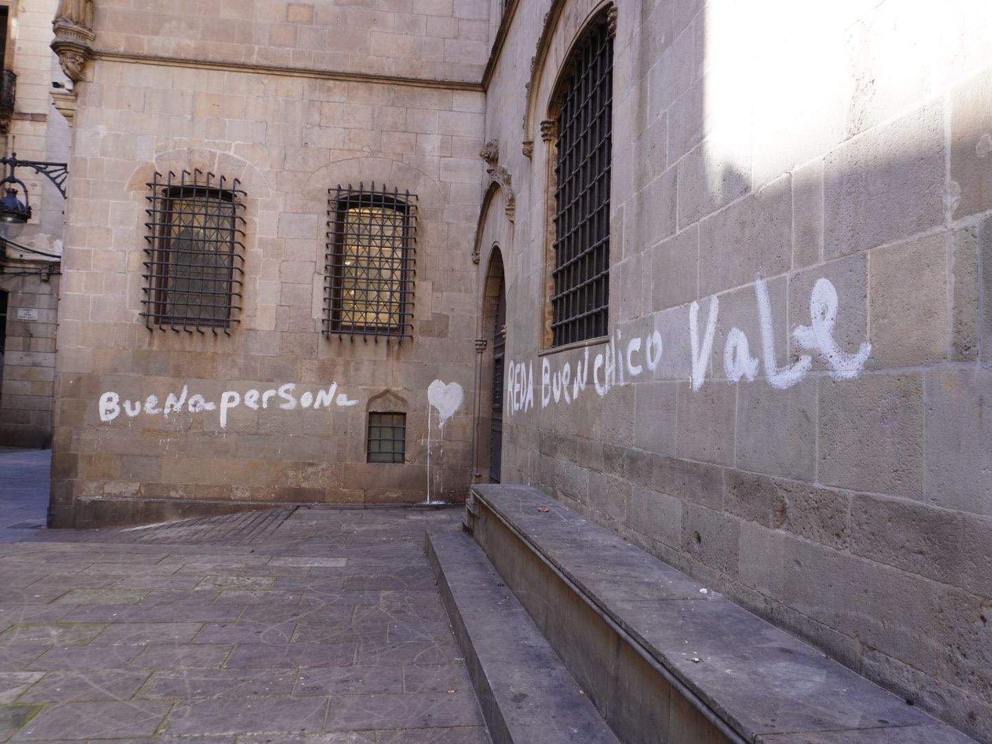 Vandalizan la fachada gótica del Ayuntamiento de Barcelona