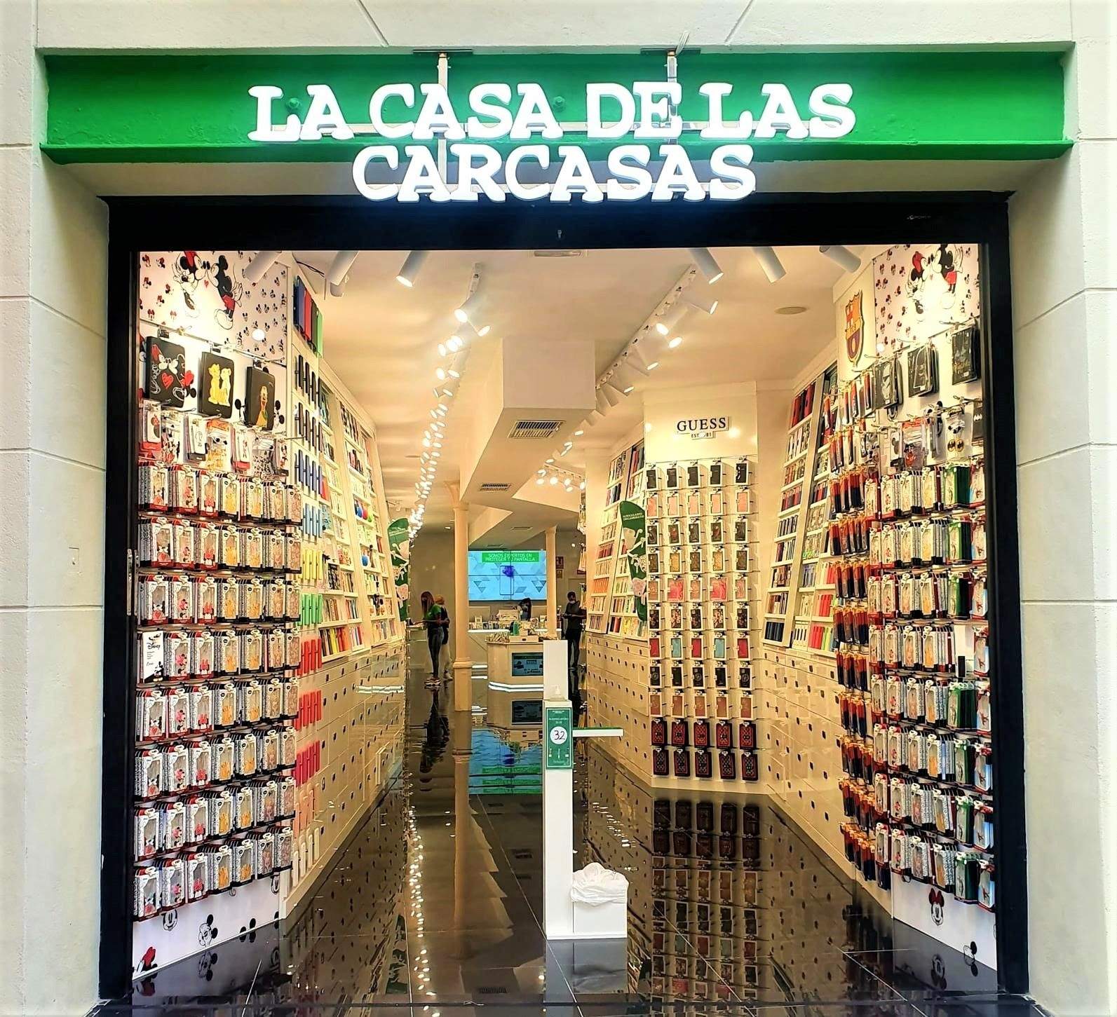 Barcelona frena la expansión de cannábicas y tiendas de carcasas de móviles en Ciutat Vella