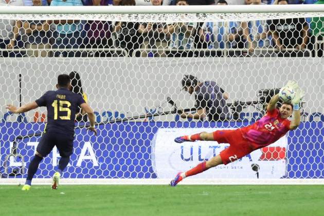 El Dibu Martínez para un penalti en la Copa América / Foto: EFE El Dibu Martínez para un penalti en la Copa América / Foto: EFE