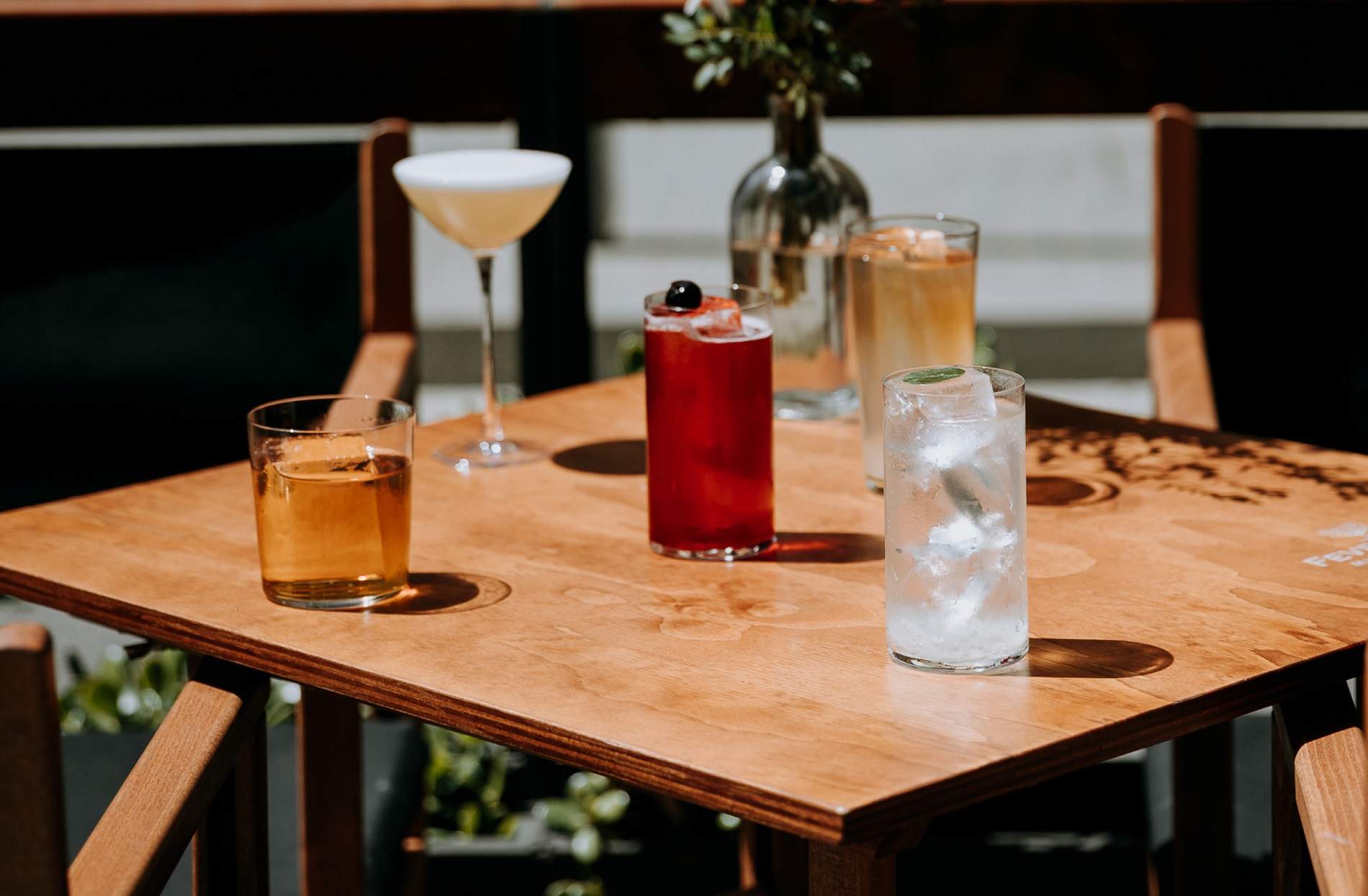 La coctelería de Gràcia que seduce a los vecinos con copas frescas y equilibradas
