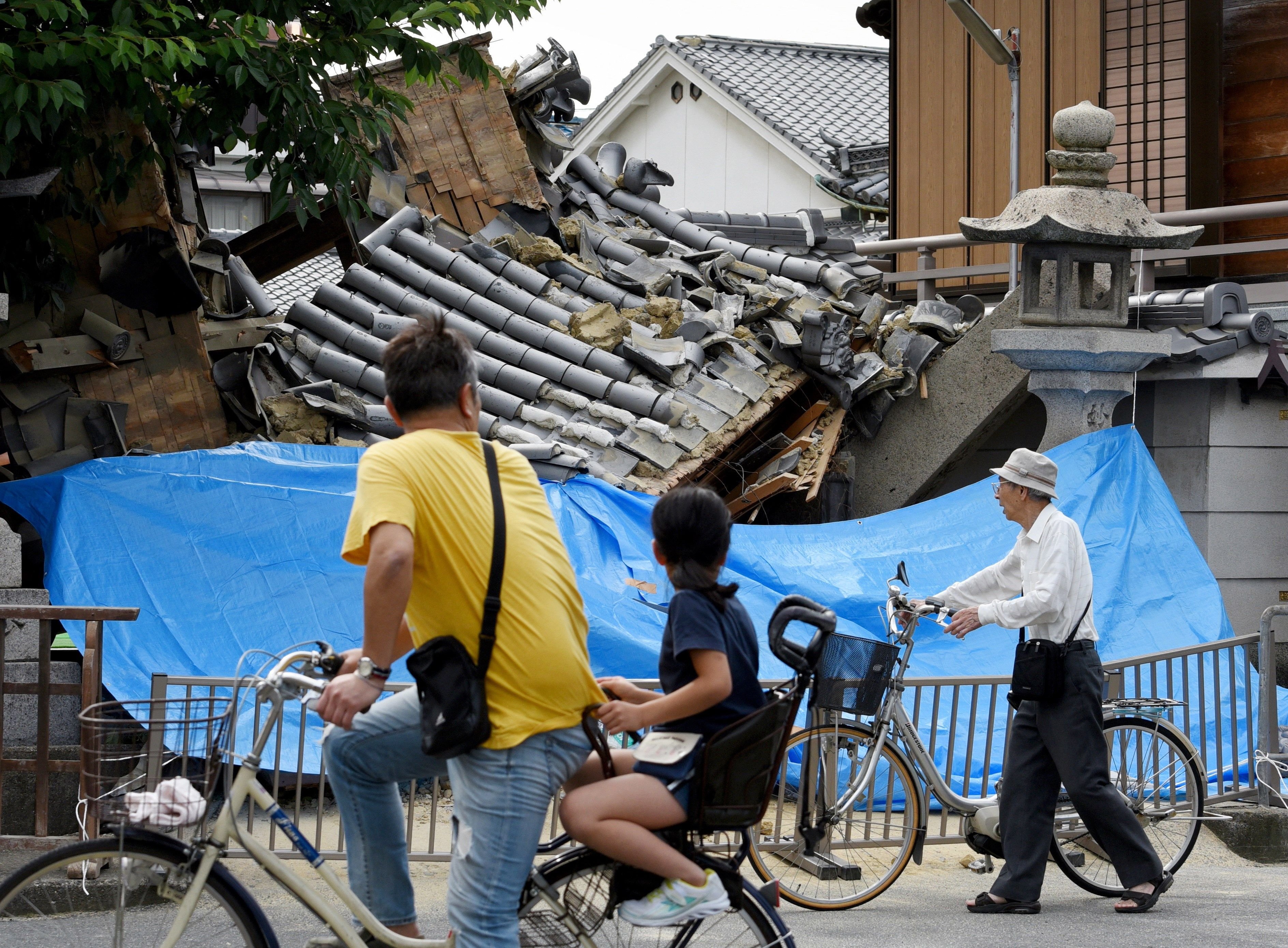 Un terratrèmol causa tres morts i més de 300 ferits al Japó