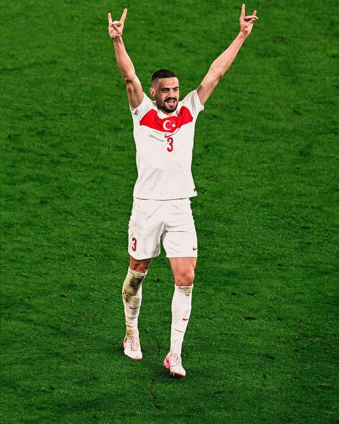 Qué es el "saludo del lobo" del partido ultraderechista Lobos Grises que genera polémica en la Eurocopa