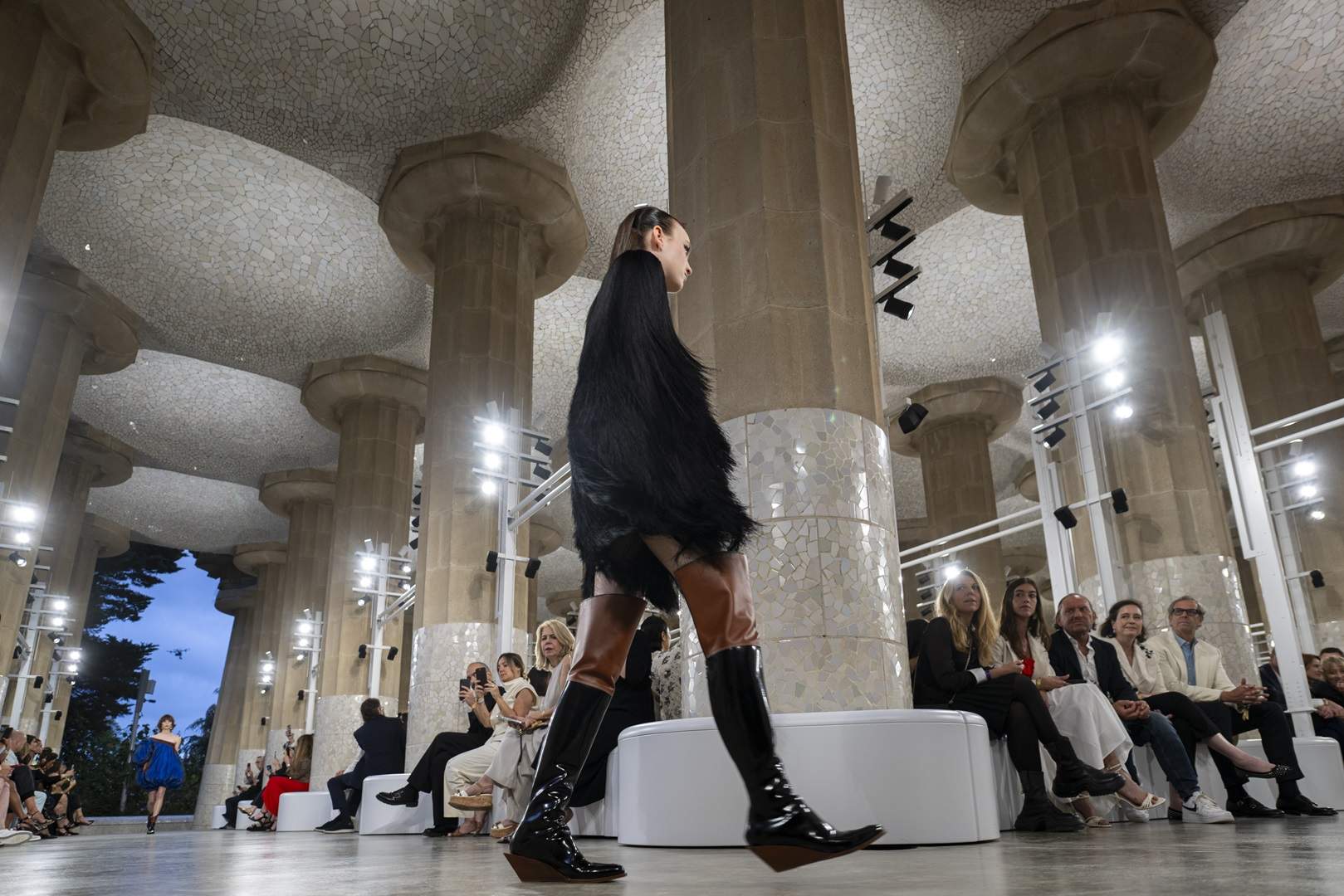 L’AFA de l’escola del Park Güell es queixa al síndic de Barcelona per la desfilada de Louis Vuitton