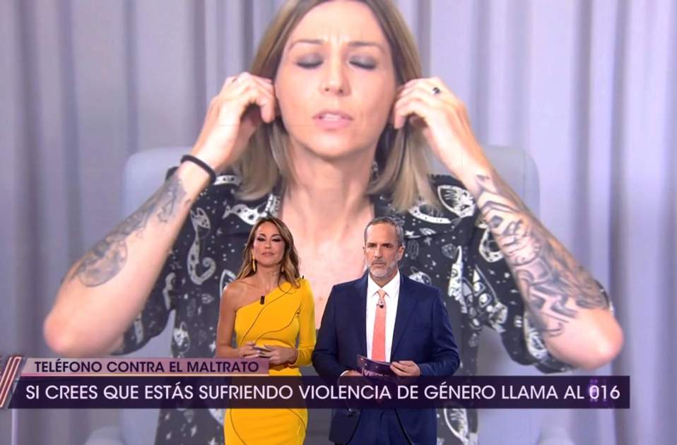 Fayna se saca los auriculares. Telecinco Fayna se saca los auriculares. Telecinco