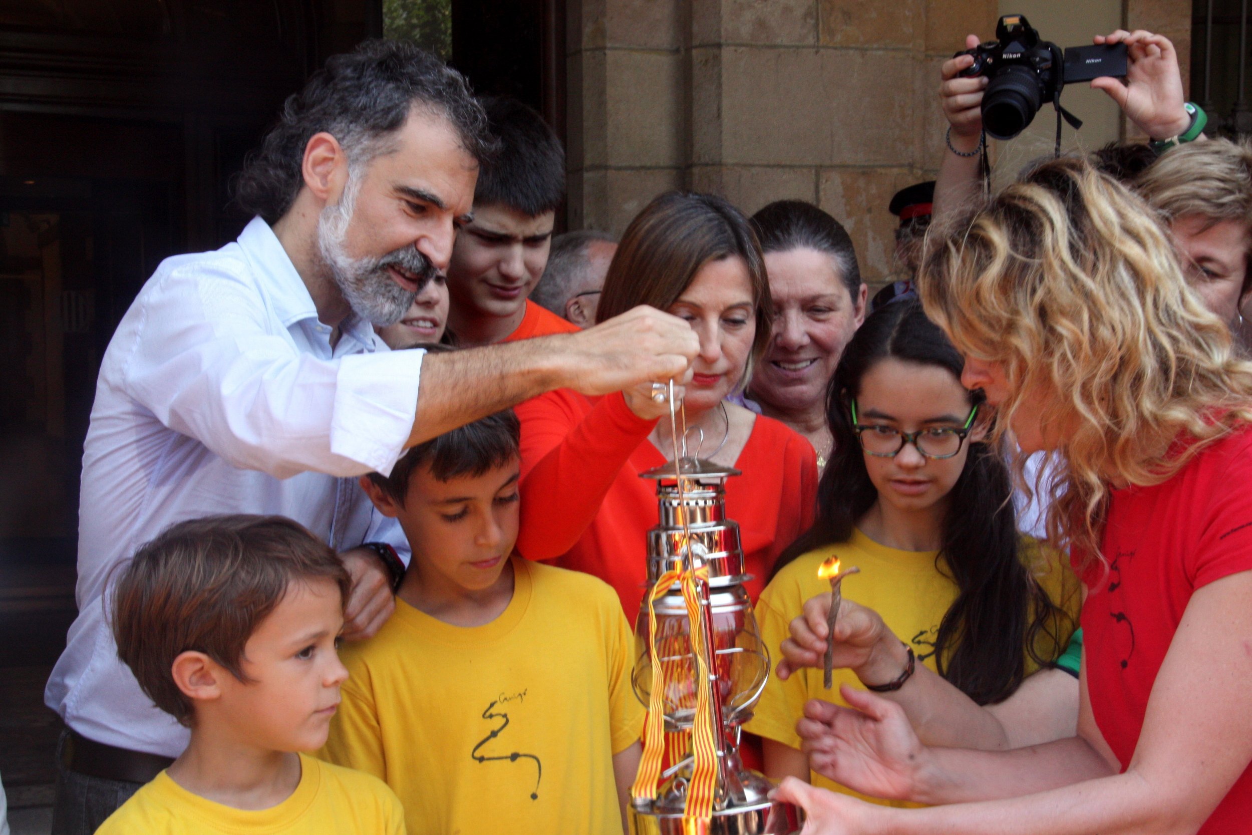 Òmnium Cultural lleva la Flama del Canigó a los exiliados