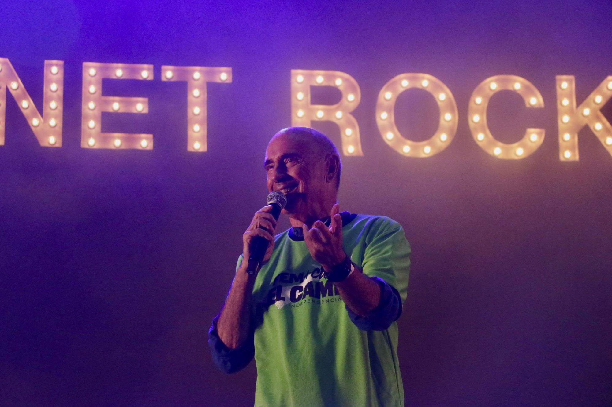 Lluís Llach presenta la camiseta de la Diada 2024 en el Canet Rock: "Fem + curt el camí"