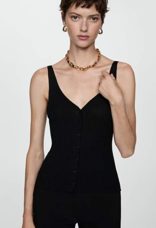 Hemos encontrado en Mango el top de punto con botones que compran las mujeres de clase alta