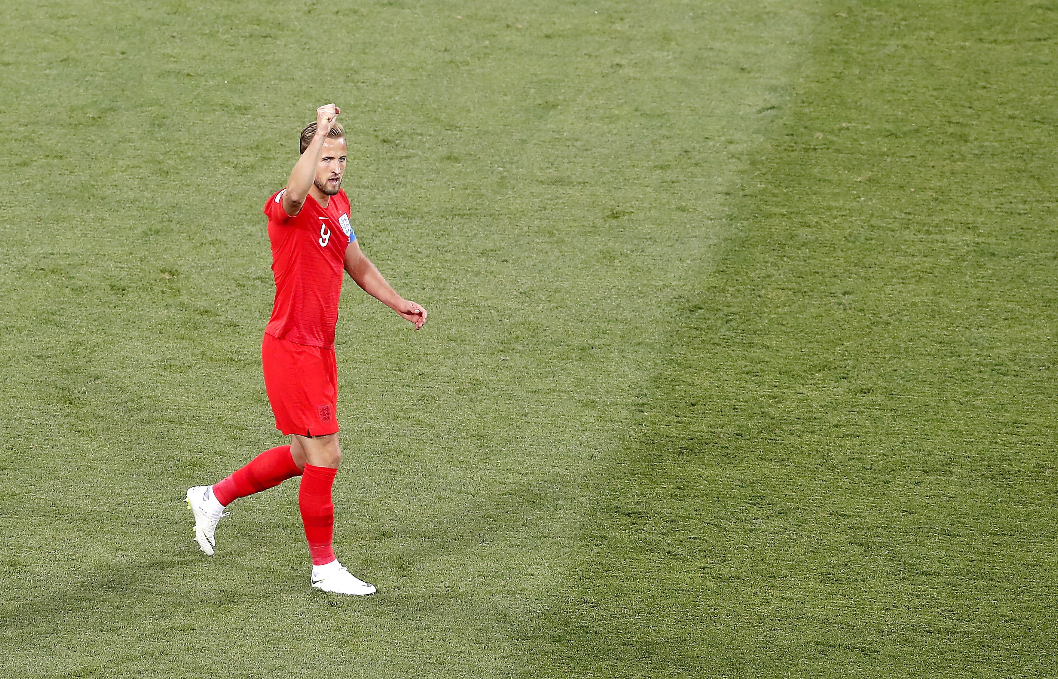Kane salva el debut de Inglaterra (1-2)