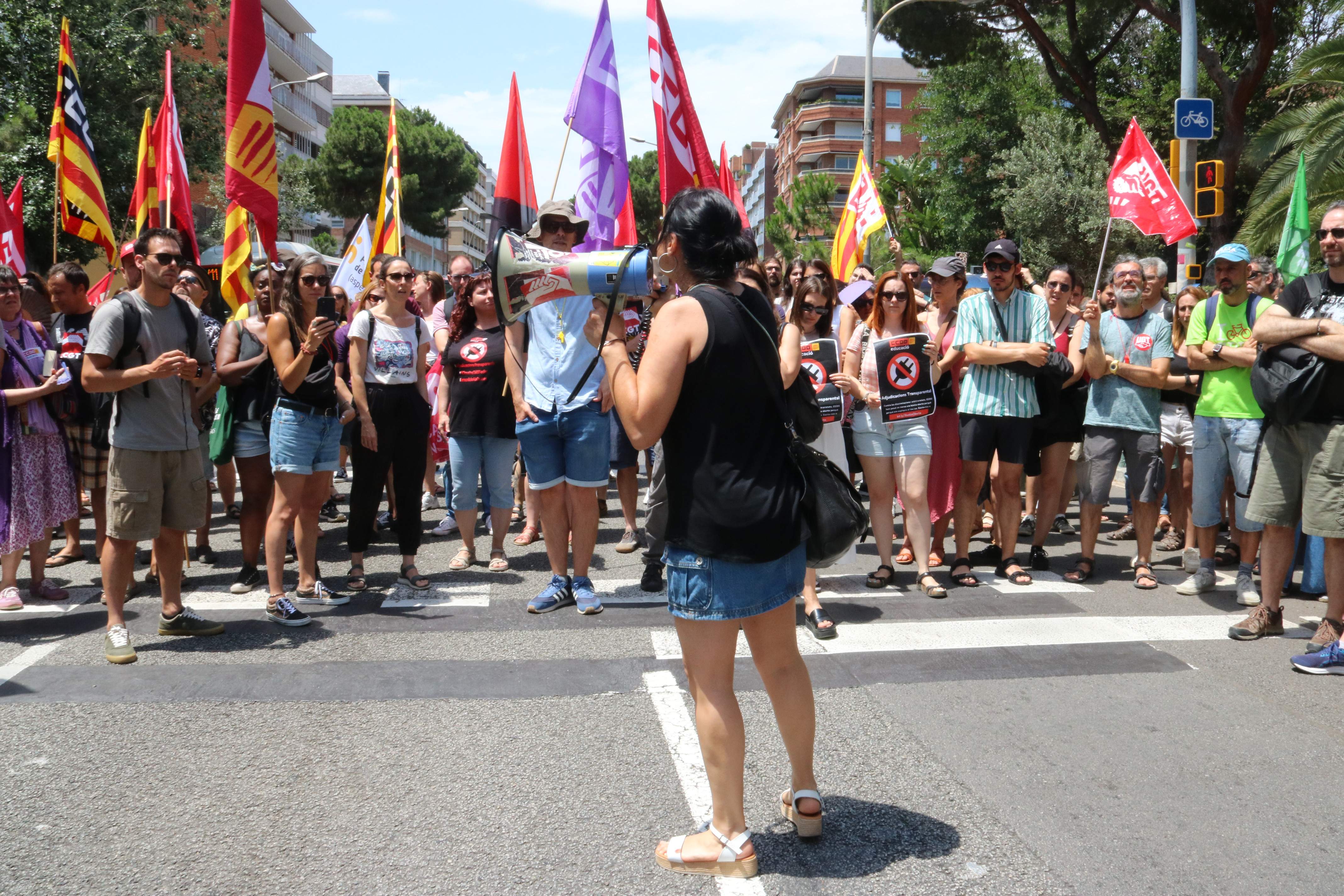 Els sindicats tallen Via Augusta pel retard de les adjudicacions i Educació demana "tranquil·litat"