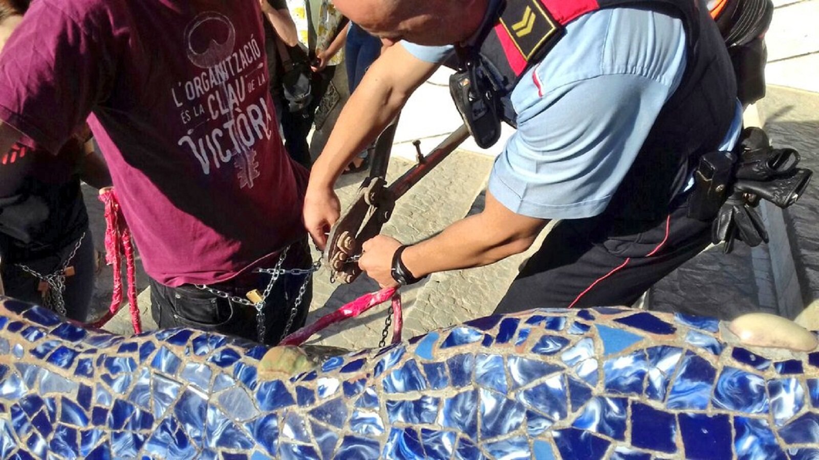 Membres d'Arran s'encadenen al drac del Parc Güell contra el turisme massiu