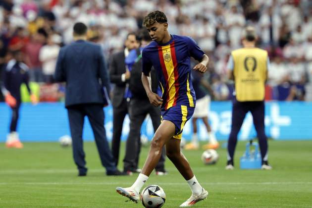 Lamine Yamal durante el calentamiento del España - Francia de la Eurocopa / Foto: EFE Lamine Yamal durante el calentamiento del España - Francia de la Eurocopa / Foto: EFE