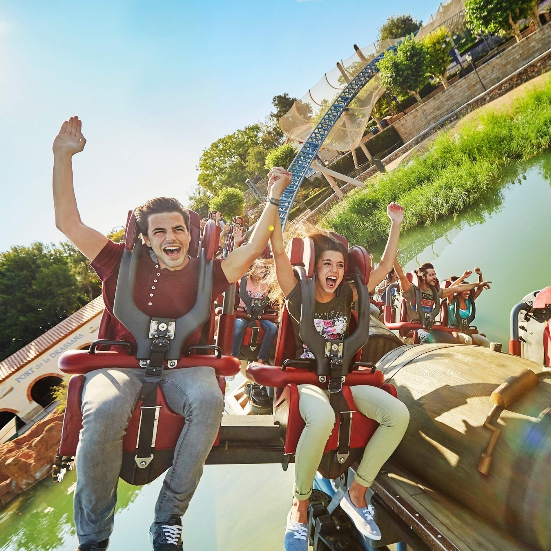 Llevo a mi novio a PortAventura World y descubro que no es tan valiente como decía: ¡qué hartón de reír!
