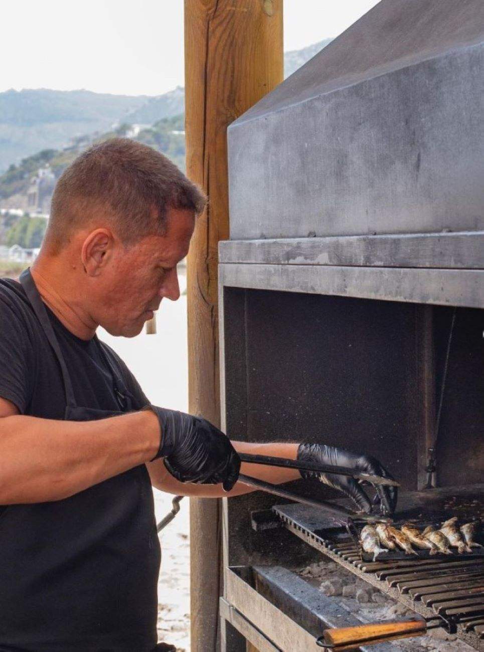 Una guingueta al bell mig de la platja amb racions contundents i bon peix a la brasa