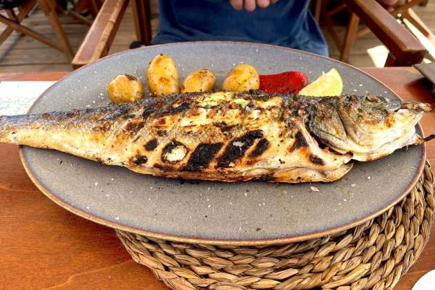 Llobarro a la brasa Tarumba Llobarro a la brasa Tarumba