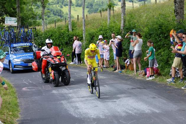 Pogacar ataca y se marcha en solitario Tour foto EFE Pogacar ataca y se marcha en solitario Tour foto EFE