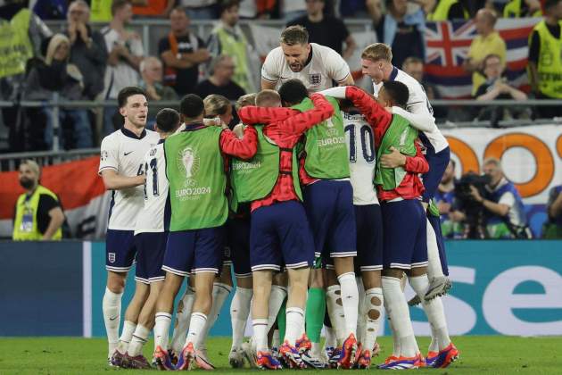 Anglaterra celebra el gol decisiu de Watkins / Foto: EFE Anglaterra celebra el gol decisiu de Watkins / Foto: EFE