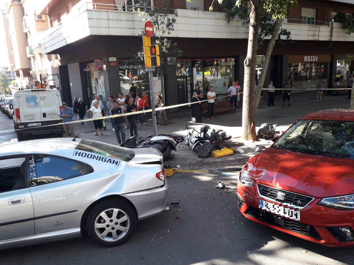 Un cotxe perd el control i circula per una vorera de Barcelona