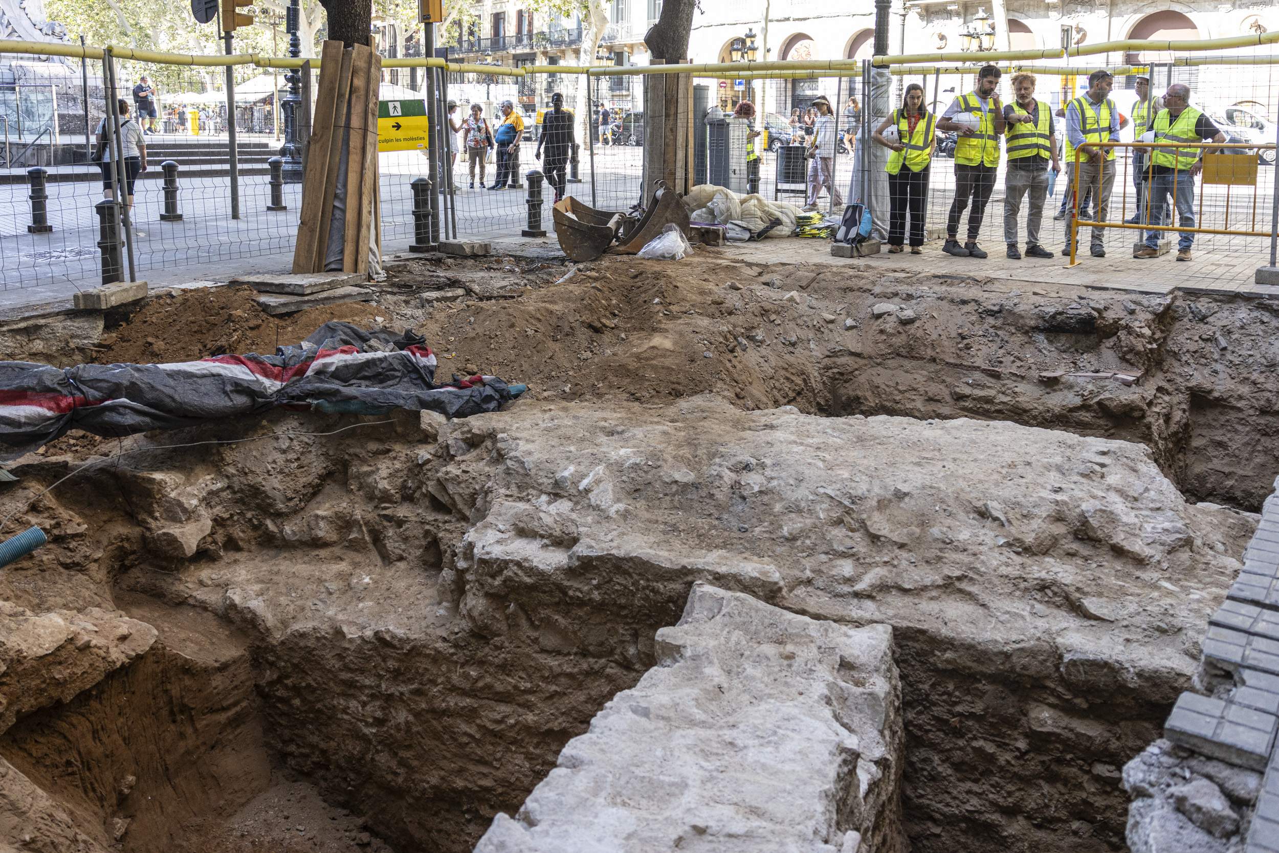 La muralla medieval y el portal de Trentaclaus: nuevos hallazgos arqueológicos en la Rambla
