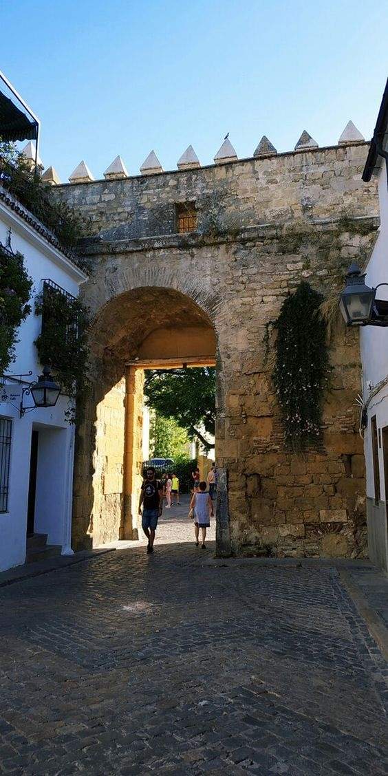 Puerta medieval de accès en la Juderia de Córdoba. Font Pinterest Puerta medieval de accès en la Juderia de Córdoba. Font Pinterest