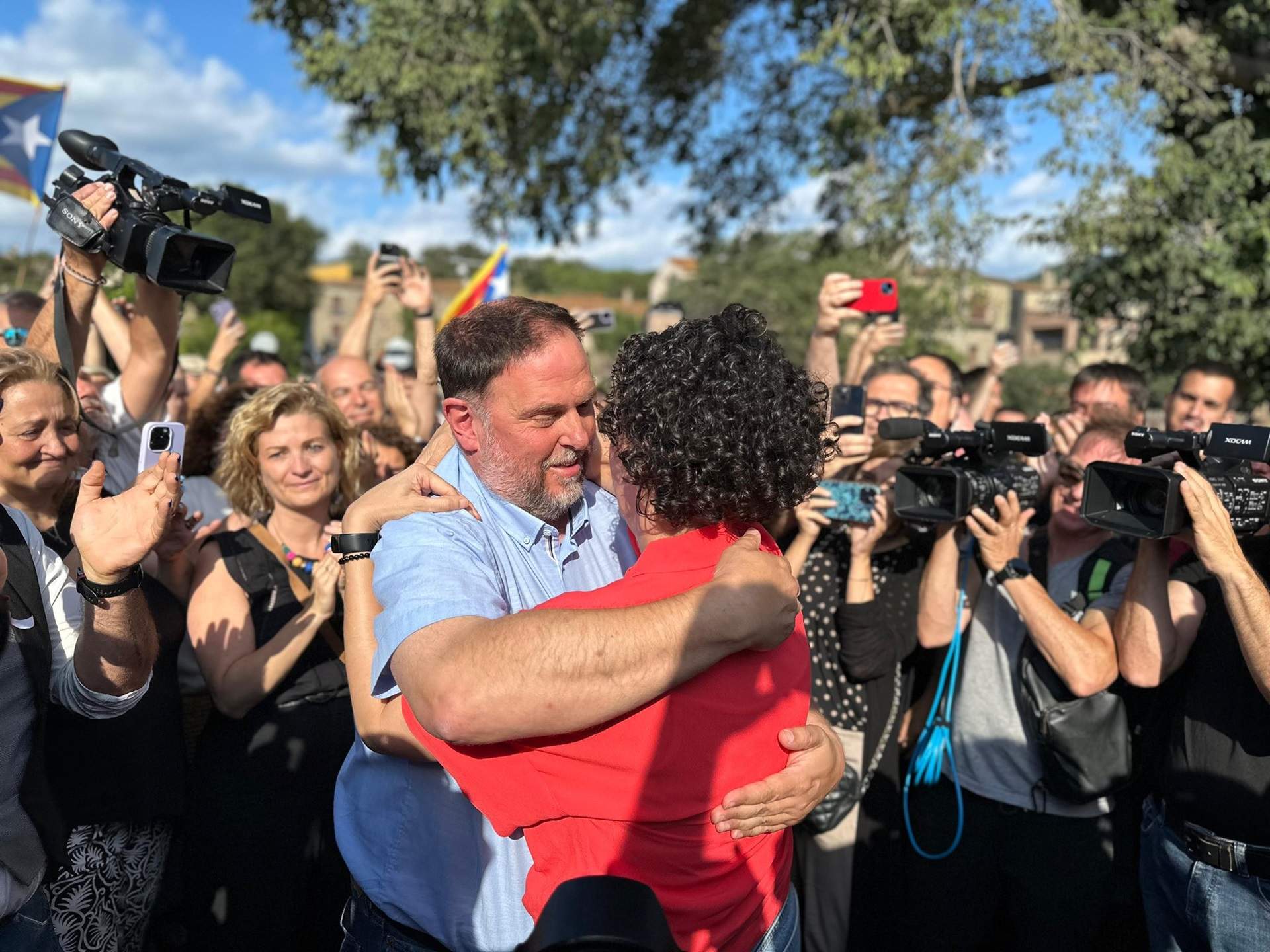 El emotivo abrazo entre Marta Rovira y Oriol Junqueras en el retorno del exilio
