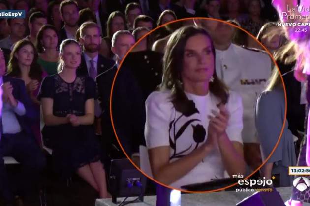 Elionor i Letícia aplaudint Antena 3 Elionor i Letícia aplaudint Antena 3