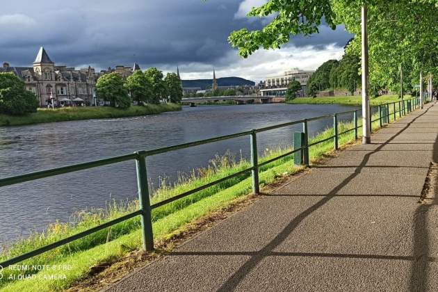 1. Inverness. El río Ness y el paseo del hotel. Cedida Roser Ribas 1. Inverness. El río Ness y el paseo del hotel. Cedida Roser Ribas