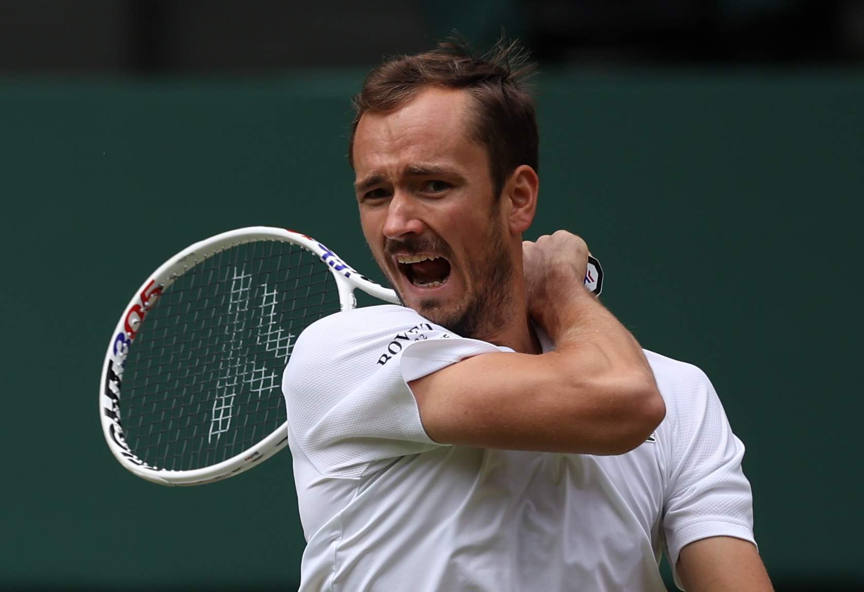 Medvedev pierde los nervios contra Djokovic y es descalificado por golpear con la pelota a un aficionado