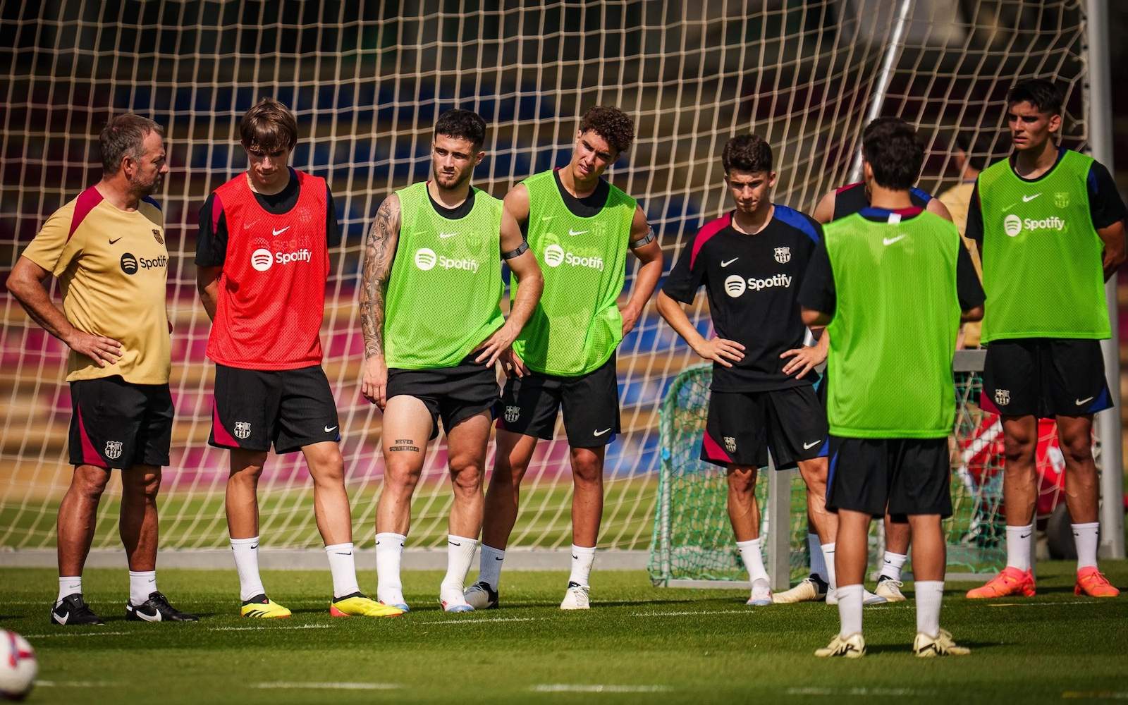Aumentan los rumores de venta, coge el coche y se va a buscar a Flick al Barça