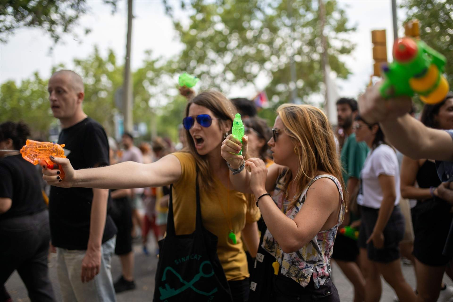 EuropaPress 6075609 dos mujeres manifestacion contra turismo masificado julio 2024 barcelona EuropaPress 6075609 dos mujeres manifestacion contra turismo masificado julio 2024 barcelona