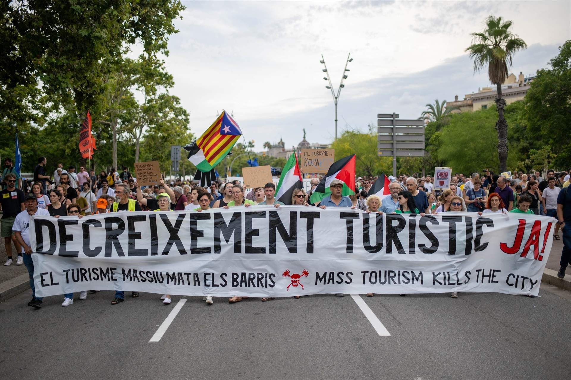 EuropaPress 6075586 miles personas manifestacion contra turismo masificado julio 2024 barcelona EuropaPress 6075586 miles personas manifestacion contra turismo masificado julio 2024 barcelona