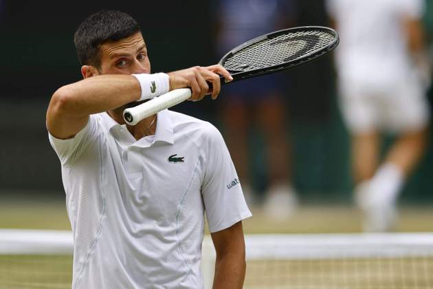 Novak Djokovic preocupado durante la final de Wimbledon / Foto: EFE Novak Djokovic preocupado durante la final de Wimbledon / Foto: EFE